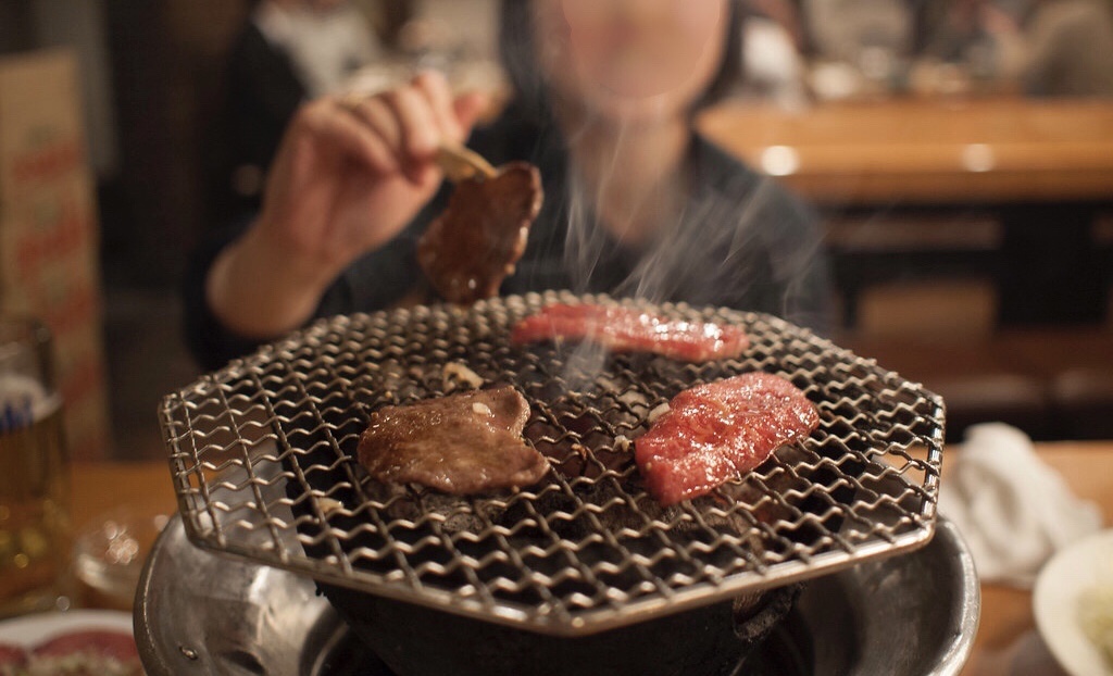 炭火燒肉爐上烤製的和牛