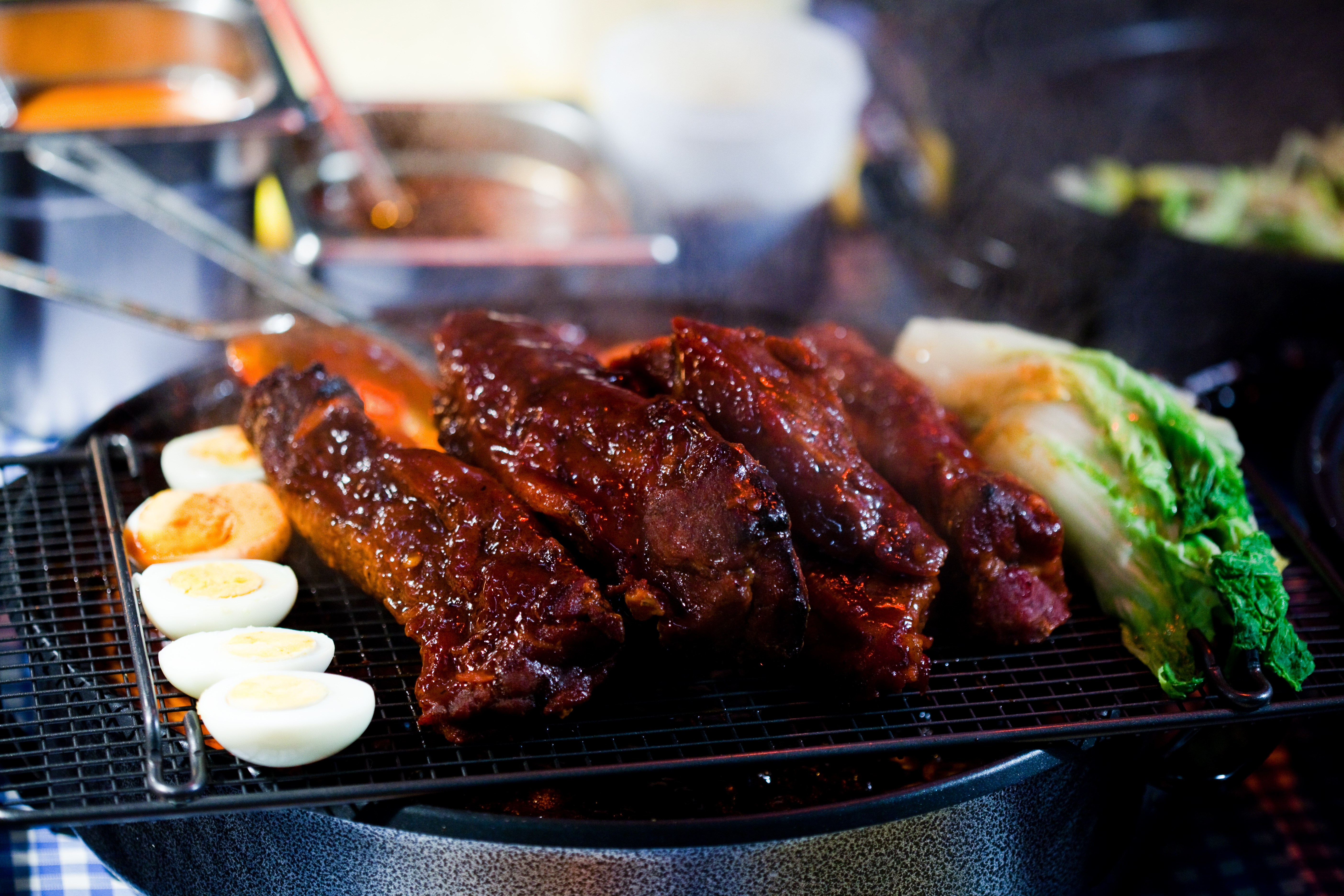 燒肉爐上炭火燒烤和牛