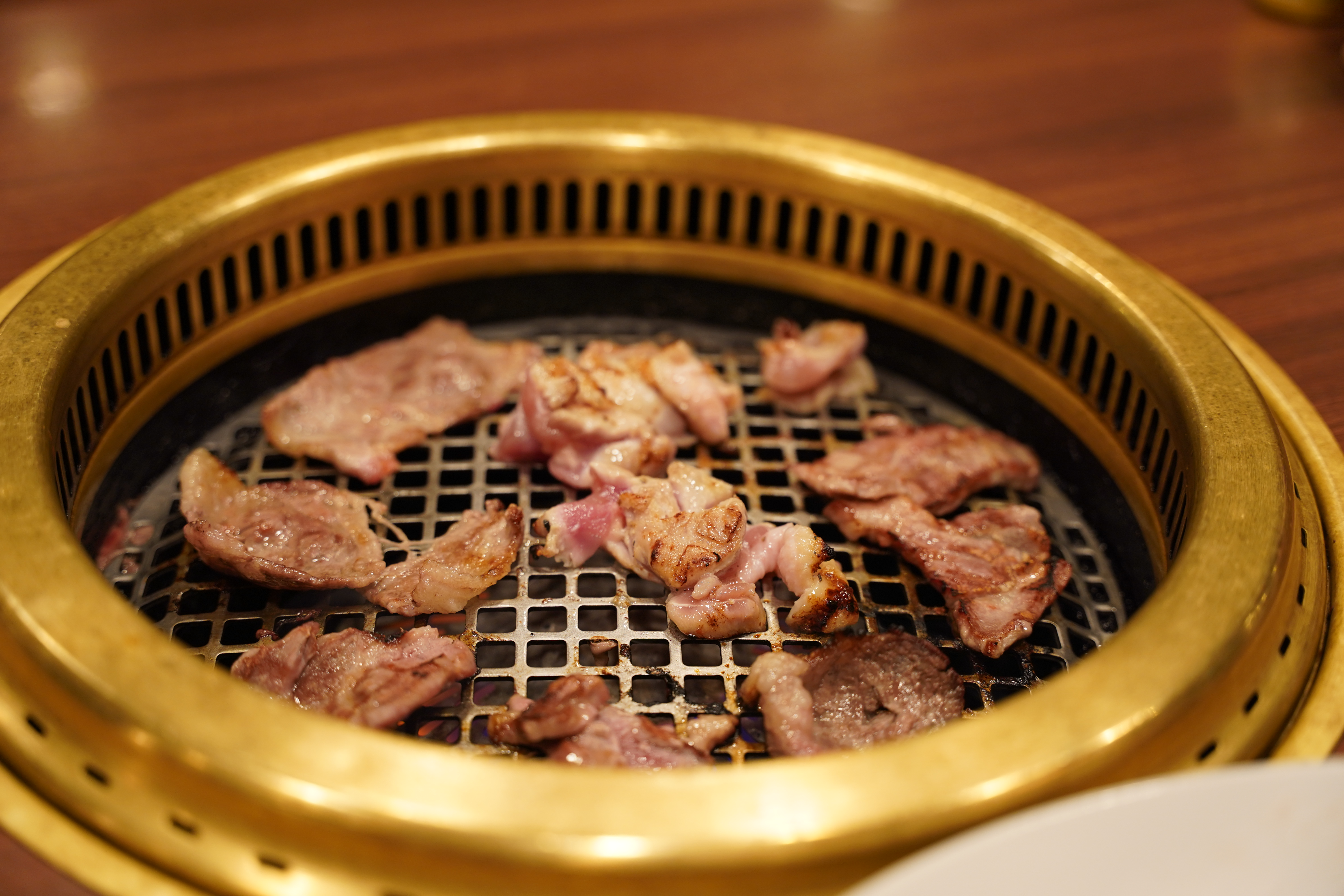 炭火燒肉爐上的和牛片