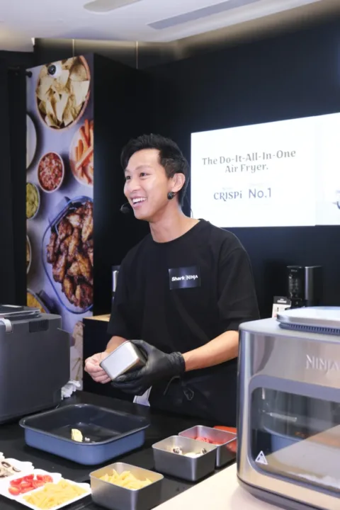 SharkNinja 屯門店職員現場示範 Ninja Crispi 氣炸焗爐煮食