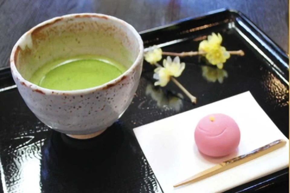 三日月堂 花仙 生菓子配抹茶