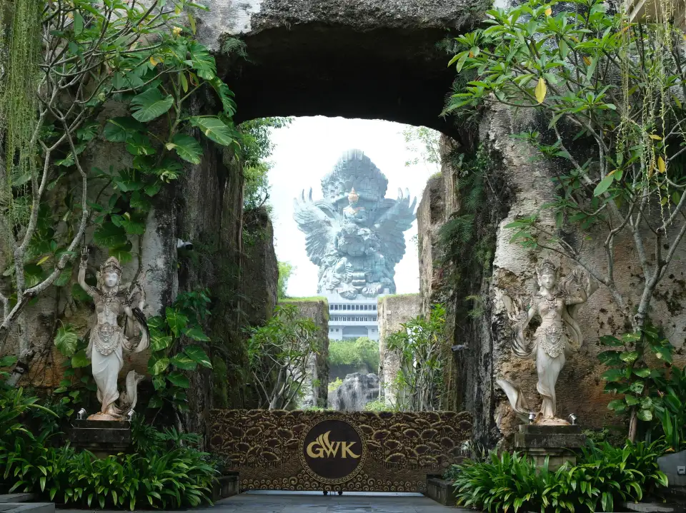神鷹廣場巨型雕像全景