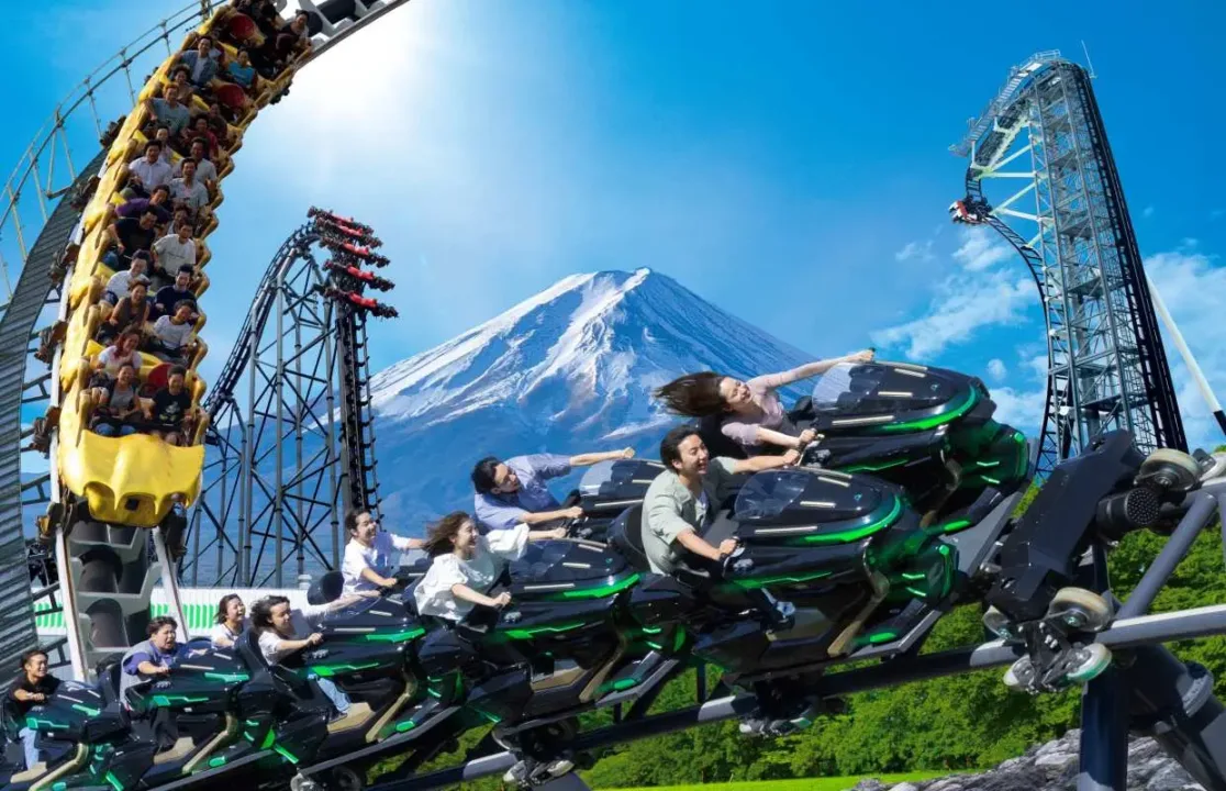 富士急樂園過山車連富士山景