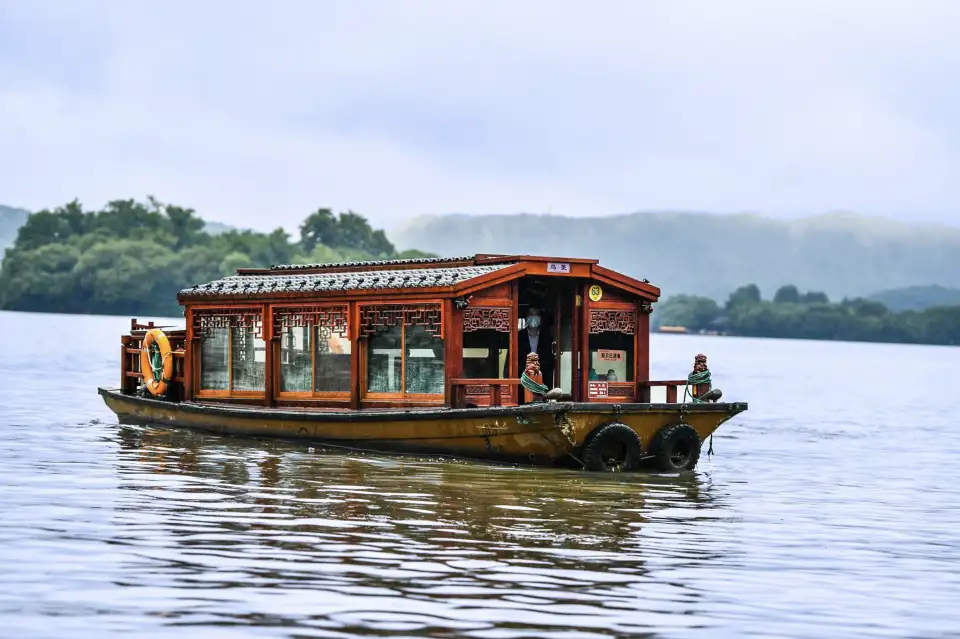 西湖遊船湖面景色