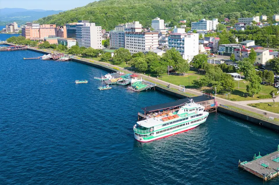 洞爺湖遊覽船航行湖面