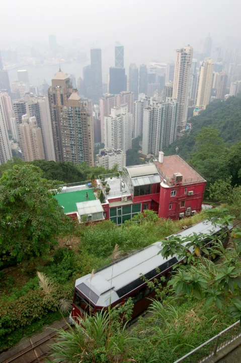 纜車駛近山頂站