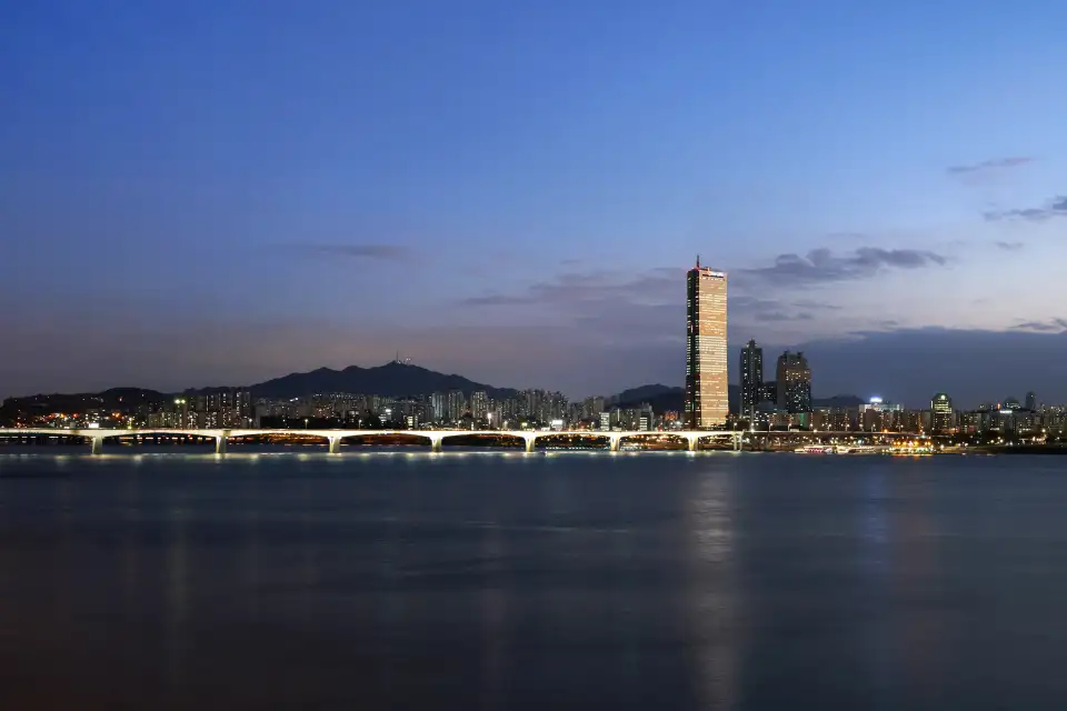 63大廈外觀全景